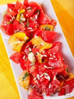 Салата с жълти и червени домати, авокадо и слънчогледови семки - снимка на рецептата